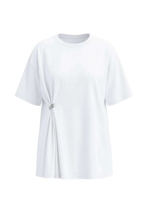 Hvid T-shirt med korte ærmer og rund halsudskæring med en sølvringdetalje, der samler stoffet på venstre side.