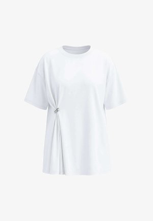 Biała koszulka z krótkim rękawem i okrągłym dekoltem, z srebrnym pierścieniem zbierającym materiał po lewej stronie.