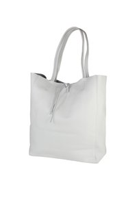 Witte leren shopper met een textuur, voorzien van twee handvatten en een trekkoordsluiting. Eenvoudig, rechthoekig ontwerp zonder zichtbare metalen details.