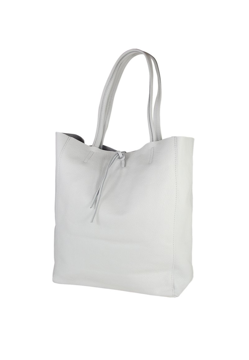 Witte leren shopper met een textuur, voorzien van twee handvatten en een trekkoordsluiting. Eenvoudig, rechthoekig ontwerp zonder zichtbare metalen details.