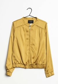 Senfgelbe Satin-Bomberjacke mit Frontreißverschluss, elastischen Bündchen und Saum, die an einem schwarzen Kleiderbügel vor weißem Hintergrund hängt.