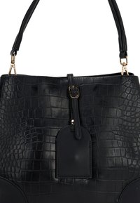 Sort krokodilleder-embossed tote bag med en struktureret design, detaljer i guldhardware og et aftageligt mærke. Har en dobbelt skulderrem.