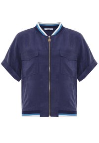 Marinblå kortärmad jacka med dragkedja fram, två bröstfickor, randig krage och ribbad nederkant. Tillverkad av ett mjukt tyg med en avslappnad design.