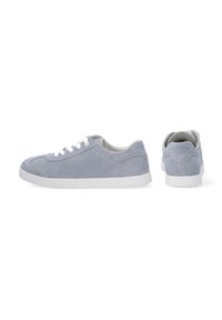 Grau Wildleder Sneakers mit weißer Gummisohle, abgerundeter Zehenpartie, flachen Schnürsenkeln und dezenten Perforationen an der Seite, mit einem tiefen Schnitt.