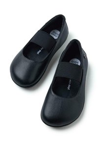 Zapatos planos de cuero negro con punta redondeada, tiras elásticas en el empeine y parte superior texturizada. Cuenta con una plantilla acolchada.