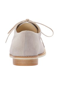 Lichtgrijze leren schoen van suède met een ronde neus, een lage houten hak en verticale stiksels. Beschikt over een vetersluiting met dunne, bijpassende veters.