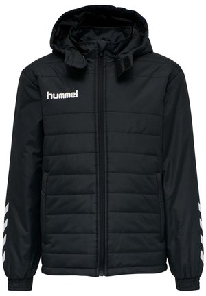 Czarna pikowana kurtka z kapturem, pełnym zamkiem błyskawicznym z przodu, elastycznymi mankietami, białym logo hummel na piersi oraz białymi paskami w kształcie szewronów na rękawach.
