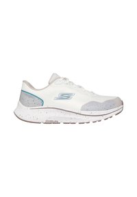 Scarpa atletica bianca con tomaia in rete testurizzata, accenti azzurri, sovrapposizione grigia, suola intermedia maculata e suola in gomma flessibile.