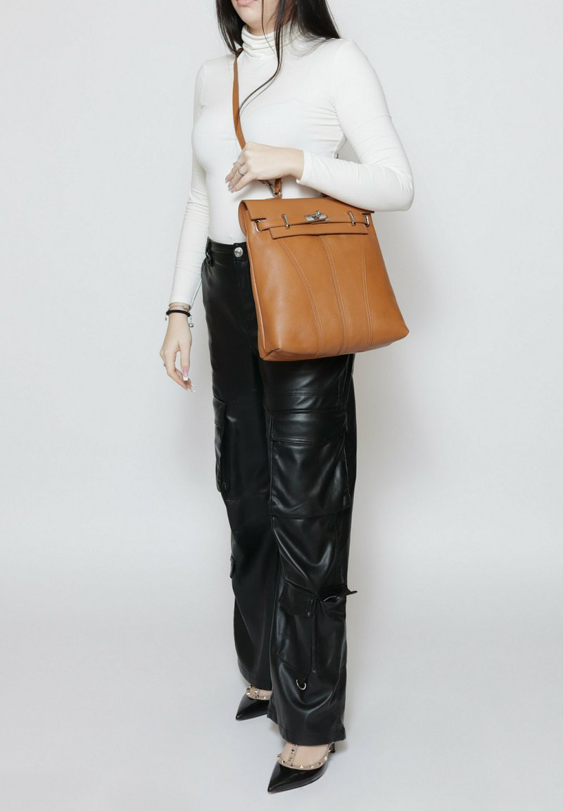 Roberta Rossi CONVERTIBLE INTO - Rugzak - cognac