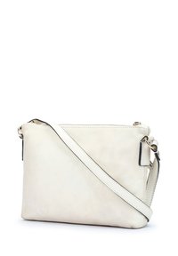 Bolso bandolera de cuero blanco con una textura suave, cierre de cremallera y una correa ajustable. Presenta un diseño minimalista y acentos de hardware en tono dorado.