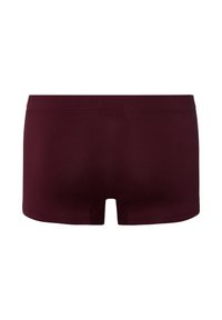 Burgundské bavlněné boxerky s hladkou texturou, s nízkým pasem a rovnými střihy, s viditelnými švy.