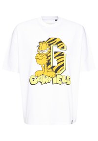 Camiseta blanca de gran tamaño con un gato de dibujos animados con acentos amarillos y una gran "G" a rayas negras y amarillas con el texto "GARFIELD."
