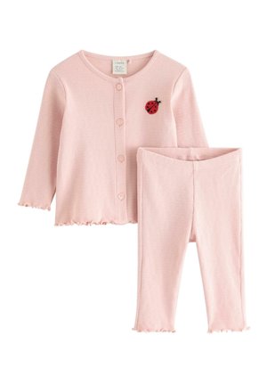 Weiche, rosa, gerippte Babystrickjacke mit Knöpfen und passender Hose, mit einem kleinen roten Marienkäfer-Patch auf der Brust.
