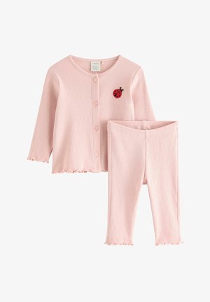 Cardigan per bambini rosa tenue a coste con bottoni e pantaloni coordinati, con una piccola toppa rossa a forma di coccinella sul petto.