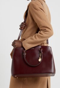 Lauren Ralph Lauren Axelremsväska - bordeaux