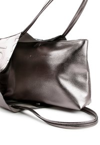 Borsa tote in pelle marrone con finitura lucida, dotata di manici lunghi e di un compartimento interno con chiusura a zip.