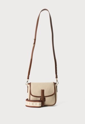 Μπεζ τσάντα crossbody με καφέ επένδυση και ρυθμιζόμενο καφέ λουρί ώμου, παρουσιασμένη σε απλό φόντο.