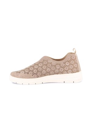 Scarpa beige slip-on con suola bianca, caratterizzata da un motivo floreale tagliato al laser e una linguetta sul tallone per indossarla facilmente.