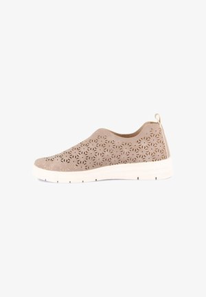 Scarpa beige slip-on con suola bianca, caratterizzata da un motivo floreale tagliato al laser e una linguetta sul tallone per indossarla facilmente.