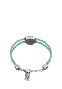 Pulsera de cuero verde menta con dos hilos, herrajes de tono plateado, un detalle ovalado central y un pequeño colgante con forma de cerradura.