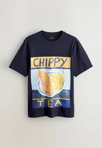 T-shirt bleu marine à manches courtes avec un graphique de fish and chips sur une assiette, et le texte « CHIPPY TEA » en couleurs jaune et bleue.