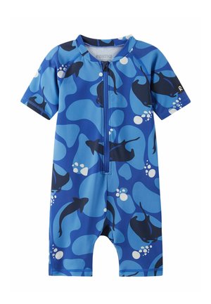 Niebieski krótki kombinezon dla niemowląt z ciemnoniebieskim wzorem rekina i białych bąbelków oraz zamkiem z przodu.