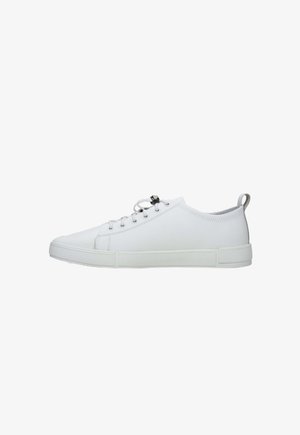 Witte canvas sneakers met een ronde neus, platte zool en vetersluiting. Bevat een gestructureerde rubberen loopzool en een klein grijs label op de hiel.