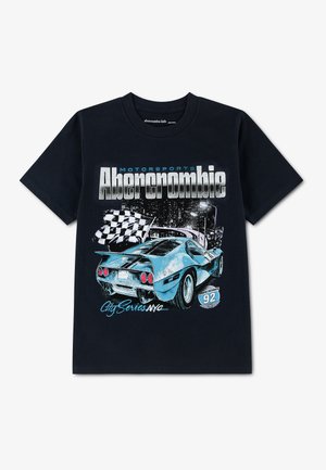 Μαύρο t-shirt με ένα μπλε σπορ αυτοκίνητο, καρό σημαία, φόντο αστικού τοπίου και κείμενο "Abercrombie Motorsports City Series NYC 92".