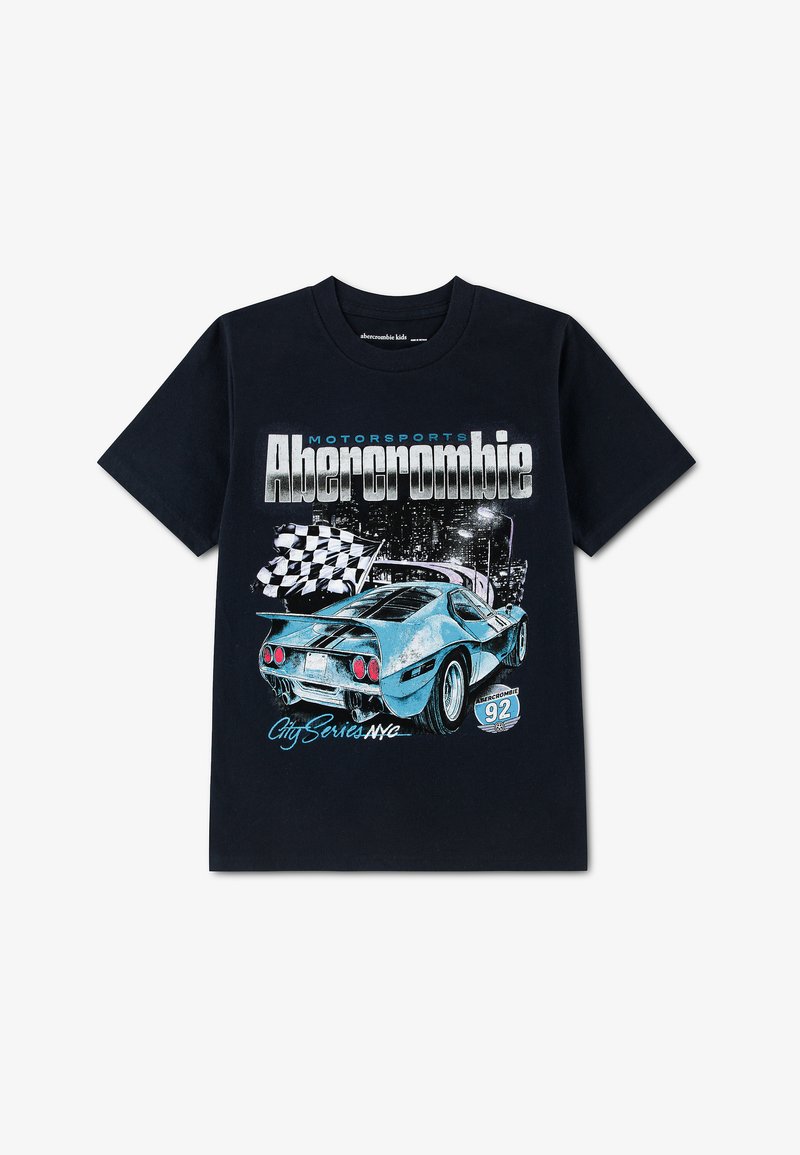 Μαύρο t-shirt με ένα μπλε σπορ αυτοκίνητο, καρό σημαία, φόντο αστικού τοπίου και κείμενο "Abercrombie Motorsports City Series NYC 92".