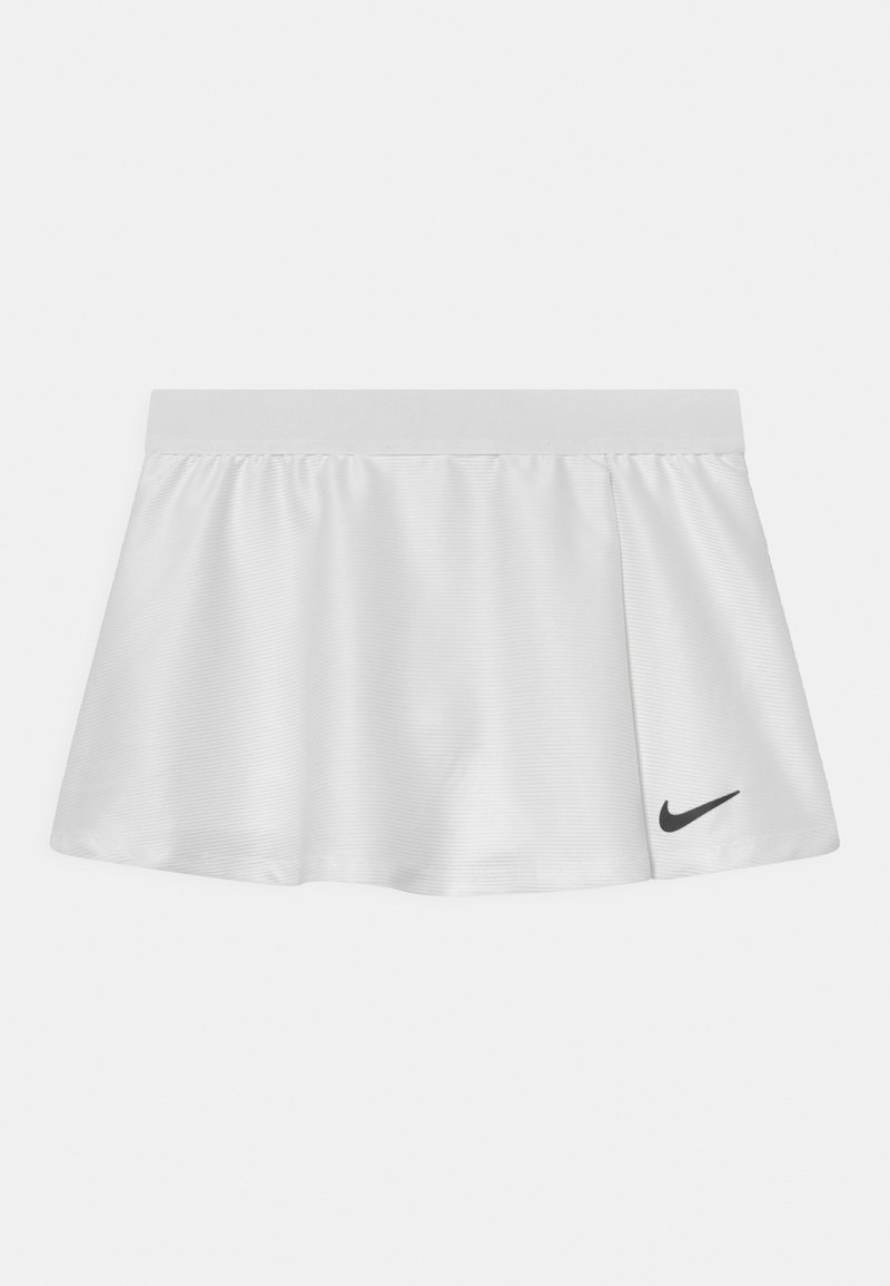 Biely športový sukňový odev vyrobený z hladkého, ľahkého materiálu s voľným strihom. Obsahuje čierne logo Nike na dolnej pravej strane.