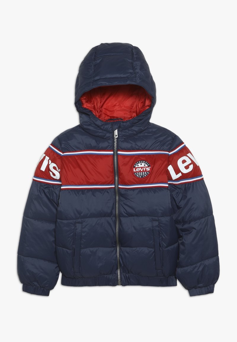Doudoune bleu marine et rouge avec capuche, fermeture éclair frontale, poches latérales, et logo Levi's sur la poitrine et les manches.