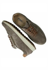 Sneakers in suede grigio con lacci marroni, dettagli perforati e cerniera laterale. Suola bianca spessa con motivo di battistrada marrone.