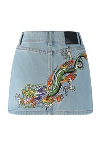 Jeans-Minirock in Hellblau mit buntem Drachenstickerei auf der Rückseite, ausgestattet mit einem schwarzen Lederetikett und einer taillierten Passform.