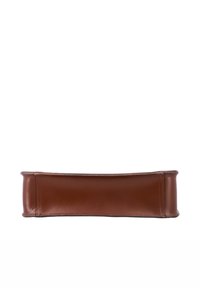 Base di borsa in pelle marrone con cuciture visibili, mostrata su sfondo bianco, evidenziando la struttura e la consistenza inferiore.