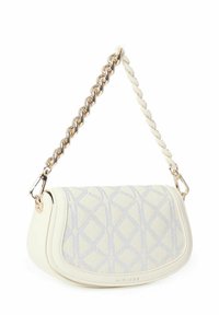 Witte handtas met een textuur van een ruitpatroon, voorzien van een gevlochten en metalen kettingband en een ronde vorm. Accenten in gouden hardware.