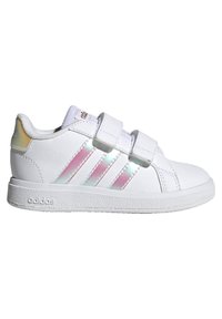 Biele tenisky s dvoma suchými zipsami, tromi iridujejúcimi pruhmi, textúrovanou gumovou podrážkou a decentným brandingom na päte.