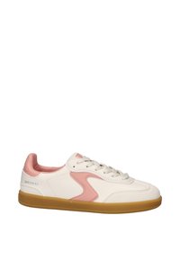 Witte lederen sneaker met roze accenten, ronde neus en rubberen gumzool. Kenmerkt zich door veters en een geperst logo op de zijkant. Over het algemeen een gladde textuur.