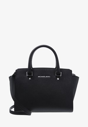 Czarna torebka Michael Kors z podwójnymi uchwytami, odpinanym paskiem na ramię oraz srebrnym logo i metalowymi elementami.