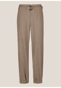 Bruine op maat gemaakte broek van een textuurstof, met een ceintuur, plooien en elastische boorden bij de enkels.