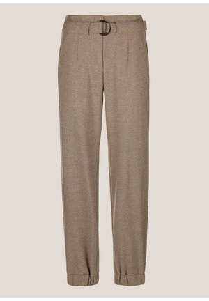 Bruine op maat gemaakte broek van een textuurstof, met een ceintuur, plooien en elastische boorden bij de enkels.