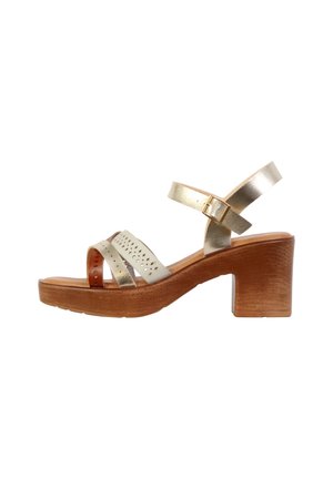 Sandale femme à bout ouvert avec talon bloc en bois, brides beige et or métallisé, et fermeture à boucle à la cheville.