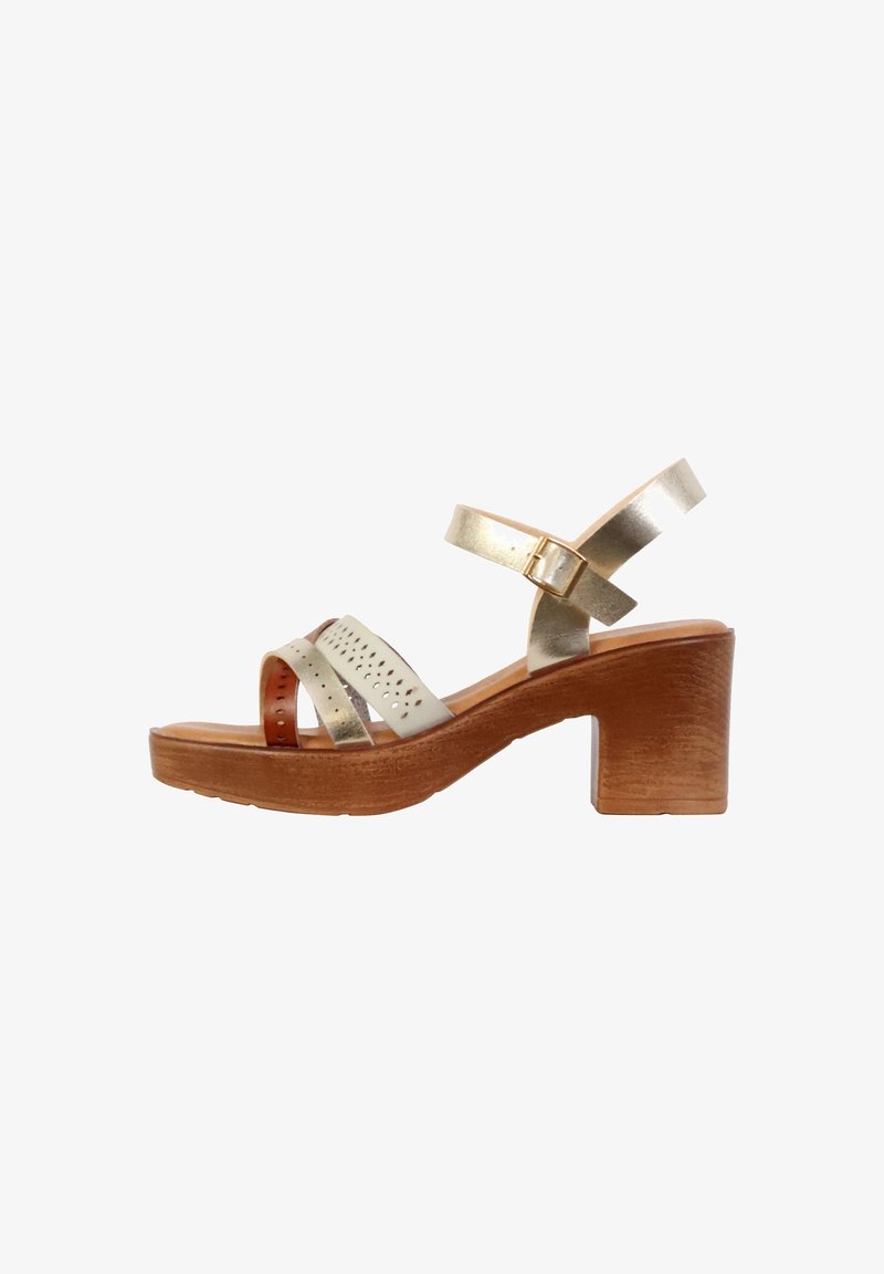 Sandale femme à bout ouvert avec talon bloc en bois, brides beige et or métallisé, et fermeture à boucle à la cheville.