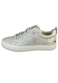 Scarpe da ginnastica sintetiche argento con superficie texturizzata, punta arrotondata, suola in gomma bianca, chiusura con lacci e un piccolo dettaglio del logo sul tallone.