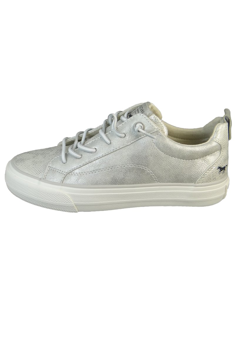 Scarpe da ginnastica sintetiche argento con superficie texturizzata, punta arrotondata, suola in gomma bianca, chiusura con lacci e un piccolo dettaglio del logo sul tallone.