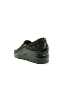 Zapatos negros sin cordones con parte superior de charol y textura que presenta un patrón craquelado. Suela acolchada para mayor comodidad, diseño de punta redondeada.