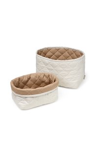 To oppbevaringskurver i stoff, en større og en mindre, med en quiltet tanfarget innside og en stripete beige utside.