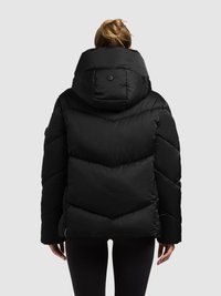 Schwarze Steppjacke mit hoher, gepolsterter Kapuze; verfügt über ein Chevron-Steppmuster, Knopfdetail auf der Rückseite und lange Ärmel.