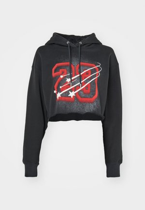 Schwarze cropped Kapuzenjacke aus Baumwollmischung mit einem roten Grafikdruck "28", weißen Sternen und zwei Zugbändern an der Kapuze. Ribbed Cuffs Detail.