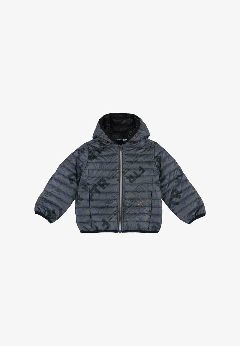 Doudoune grise pour enfants avec capuche noire, fermeture éclair complète devant, poignets élastiques et motif texte imprimé en noir et bleu.