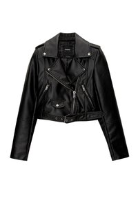 Černá krátká motorkářská bunda z umělé kůže se stříbrnými kovovými detaily, asymetrickými zipy, kapsami na knoflíky a páskem v pase.